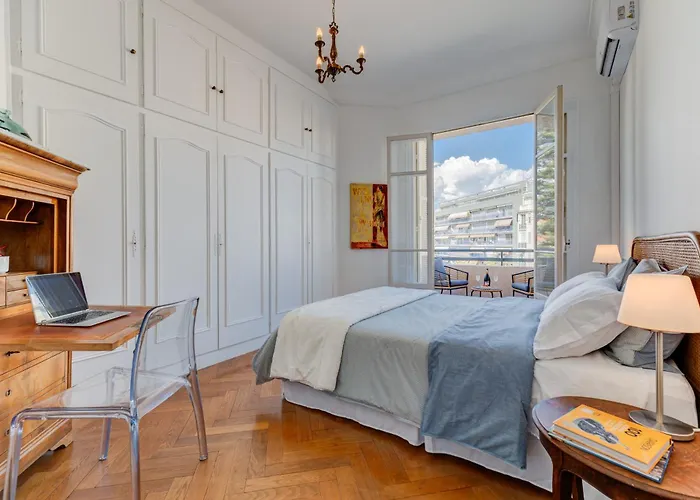 Elegant Condo With Balconies In The Heart Of Nice